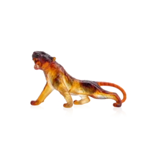 Sculpture d'un tigre du bengale en pâte de verre, de la prestigieuse cristallerie Daum. Couleur ambre.