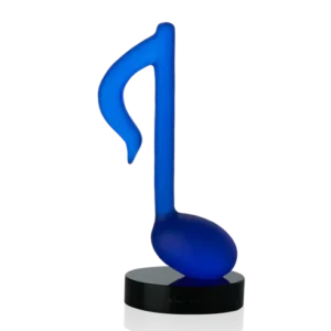 Sculpture "Timeless" en pâte de verre de la prestigieuse cristallerie Daum, réalisée en collaboration avec l'artiste Manu Katche. Couleur bleue.