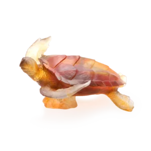 Sculpture d'une tortue de mer en pâte de verre de la prestigieuse cristallerie Daum, collection Mer de Corail. Couleur ambre gris, grand modèle.