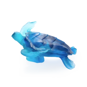 Sculpture d'une tortue de mer en pâte de verre de la prestigieuse cristallerie Daum, collection Mer de Corail. Couleur bleue, grand modèle.