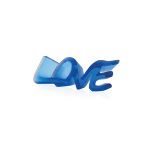 Sculpture "True Love" en pâte de verre de la prestigieuse cristallerie Daum. Couleur bleue.
