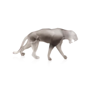 Sculpture "Wild Panther" en pâte de verre de la prestigieuse cristallerie Daum, réalisée en collaboration avec l'artiste Richard Orlinski. Couleur grise, petit modèle.