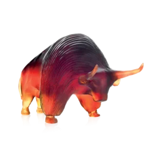 Sculpture en pâte de verre d'un zébu de la prestigieuse cristallerie Daum, réalisée en collaboration avec l'artiste Xavier Carnoy.