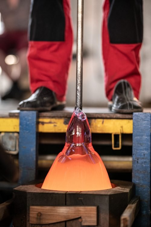 Soufflage dans un moule à la cristallerie Moser.